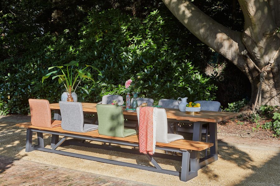 SUNS Ovada tuinset, bestaande uit een tuintafel met Ovada bench en Nappa stoelen