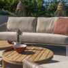 4 Seasons Outdoor Dalias 3-Sitzer Loungesofa mit Finn Loungetischen Detail