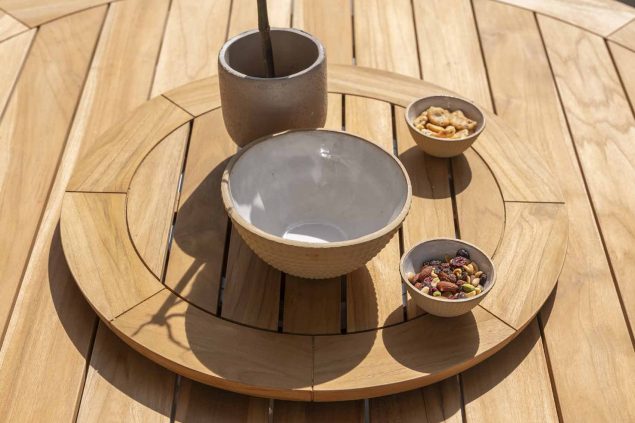 Taste by 4 Seasons Eva Gartengarnitur latte mit Teakholz Prado Tisch mit Platte Ø 160 cm Detail