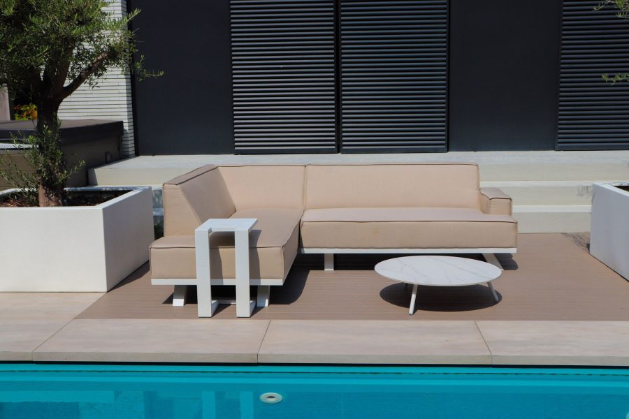 Flow. Quart chaise loungebank heather chalk met wit frame