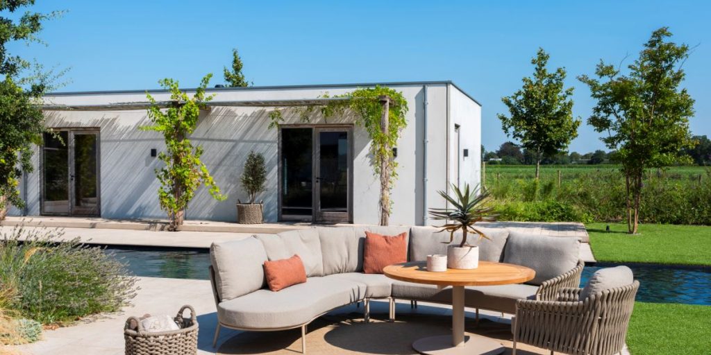 Cominomodulair corner with Saba low dining table and low dining chair outdoor Was ist der Unterschied zwischen einer Gartensitzgruppe und einer Loungegruppe (und was passt zu Ihrem Garten)? Comino modulair corner mit niedrigem Esstisch Saba und niedrigem Esszimmerstuhl outdoor