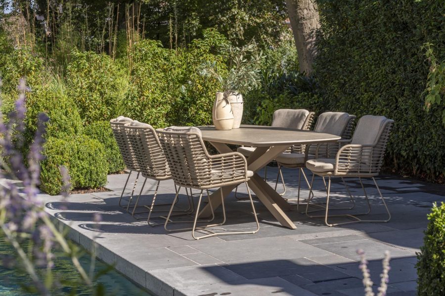 4 Seasons Outdoor Fabrice dining set latte mit Prado Barrel Tisch