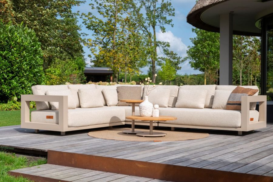 4 Seasons Outdoor Metropolitan Lounge-Ecksofa latte mit Volta-Tischen