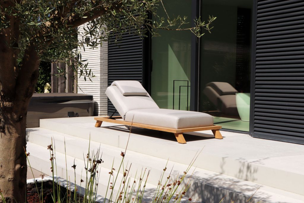 Flow Lumosa Daybed Graumel chalk mit Teakholzrahmen