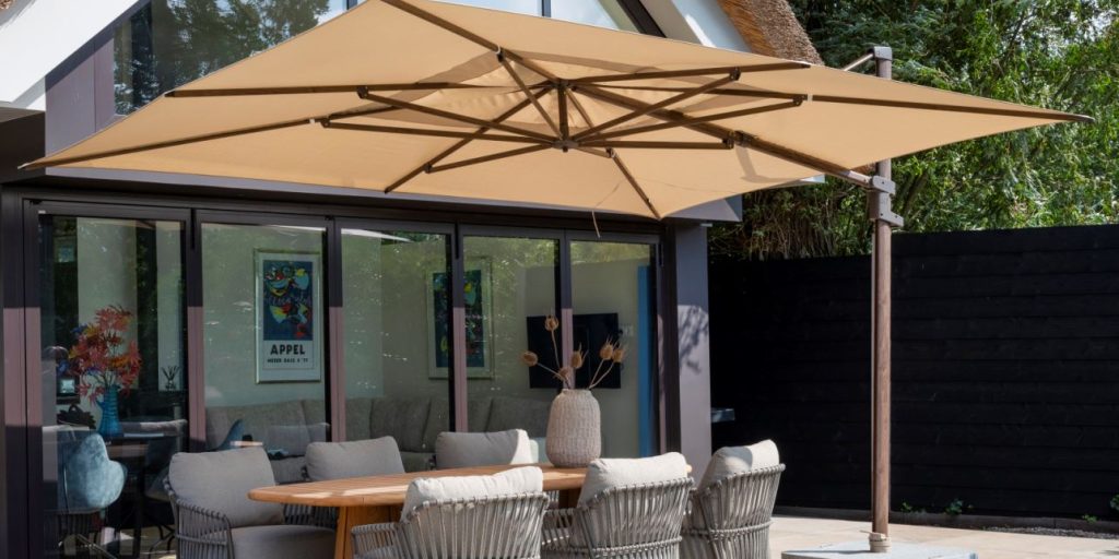 4 Seasons Outdoor Finca Sonnenschirm mit Wengé-Gestell und Beach-Bezug, 400 x 300 cm