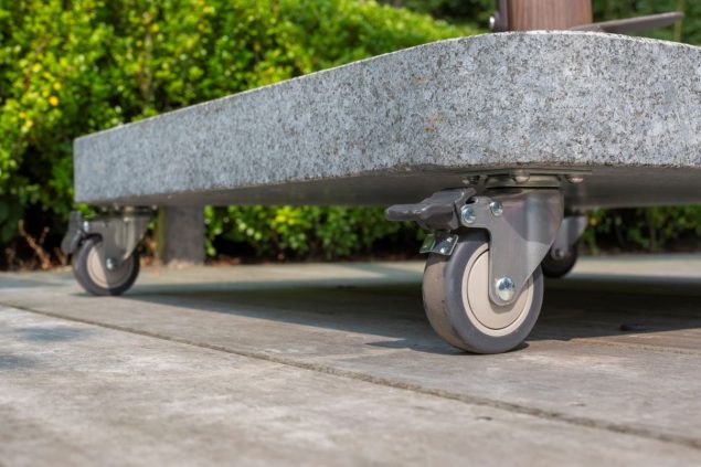 4 Seasons Outdoor Granitsockel 125 kg mit 4 Rollen – Detailansicht