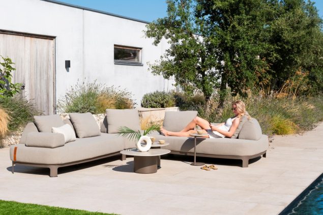 4 Seasons Outdoor Santorini modulare Eckbank terre mit Sofie Tischen