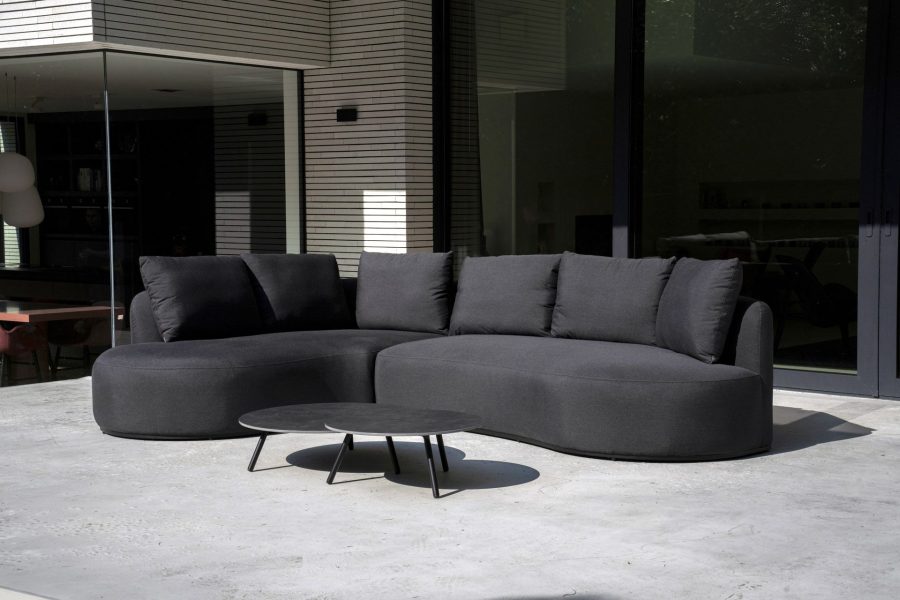 Flow. Cava Ecksofa sooty mit Vaya Tische Ø 65 cm und Ø 80 cm