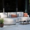 Flow Yavi Chaiselounge-Sofa Graumel chalk mit Vaya Tischen