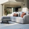 Flow Yavi Chaiselounge-Sofa Graumel chalk mit Vaya Tischen