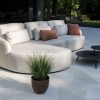 Flow Yavi Chaiselounge-Sofa Graumel chalk mit Vaya Tischen