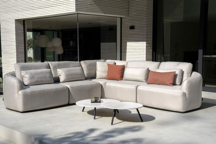 Flow Yavi Lounge-Ecksofa in Graumel Chalk mit Vaya Tischen