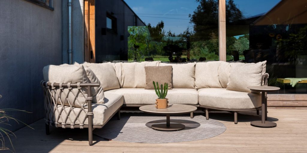 4 Seasons Outdoor Ezra Eck-Lounge-Sofa Terre mit mit Boas-Tischen Terre Ø 80 cm und Ø 45 cm