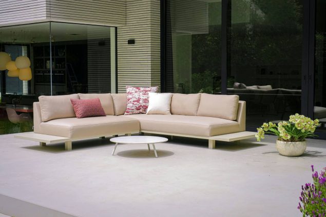 Flow. Emerald Plattform-Lounge Sofa Heather chalk mit Gestell in Ivory