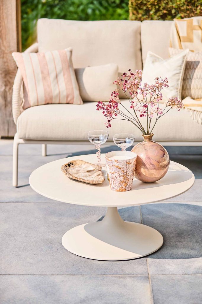 SUNS Tosca LoungeSet camel sand mit Nova Loungetisch - Detail
