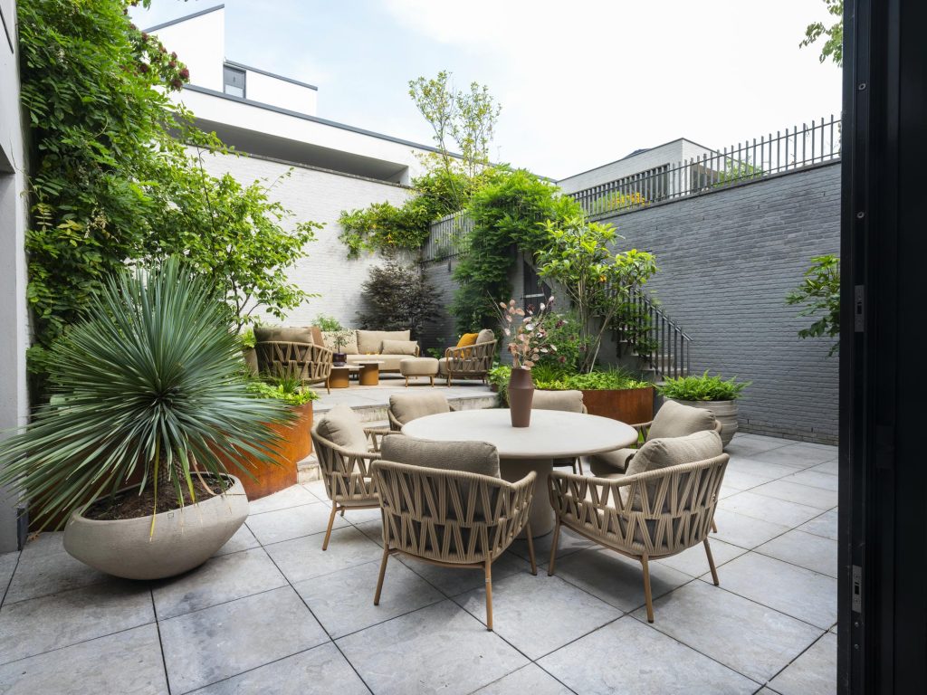 4 Seasons Outdoor Biarritz Niedriges Garten-Essset in Bernstein mit Hampton-Tisch