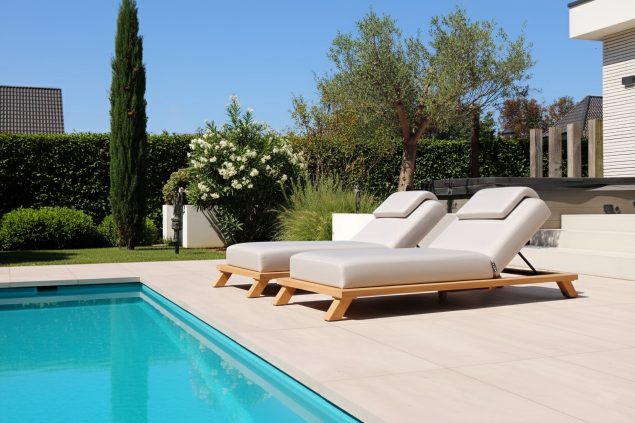 Flow Lumosa Daybed Graumel chalk mit Teakholzrahmen