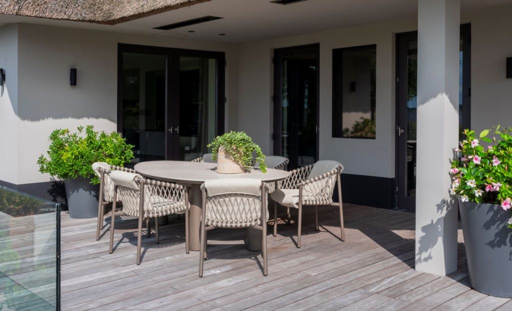 4 Seasons Outdoor Allora tuinset terre met Arizona tafel met kiezelvormig keramisch blad 240 x 120 cm