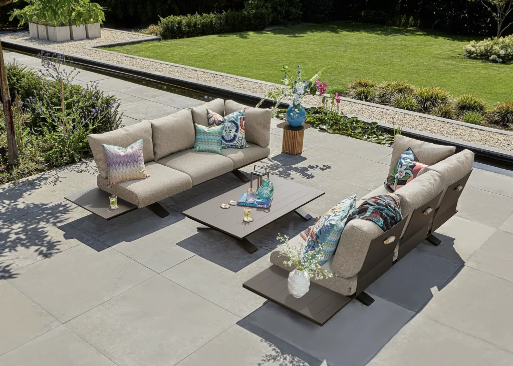 SUNS Stockholm Lounge-Set Bronze Ibiza-Stil mit Pebble Desert Bouclé-Kissen