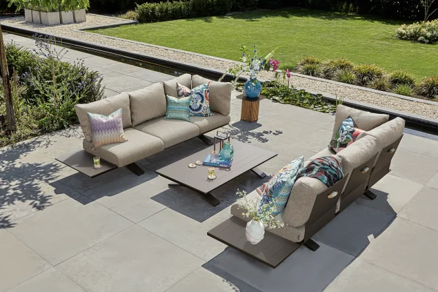 Suns Stockholm Lounge-Set im Ibiza-Stil mit bronzefarbenem Gestell und Pebble Desert Bouclé-Kissen