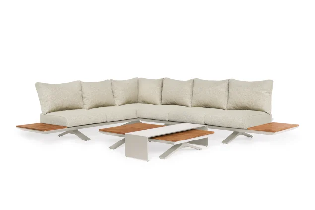 SUNS Stockholm Ecksofa Camel Sandgestell mit Beachy Bouclé-Kissen und Teakholzplatten