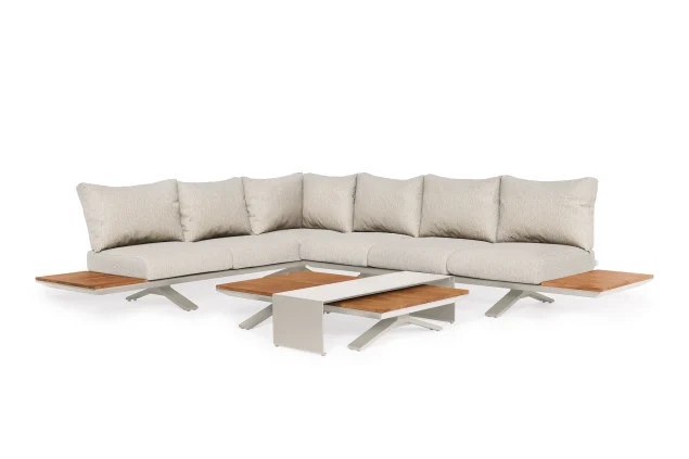 SUNS Stockholm Ecksofa Camel Sandgestell mit Pebble Desert Bouclé-Kissen und Teakholzplatten