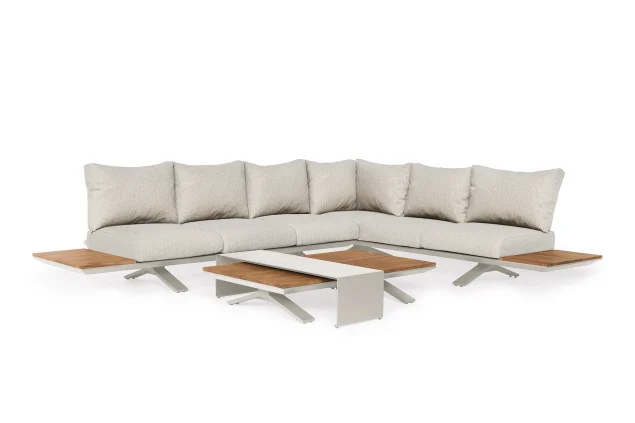 SUNS Stockholm Ecksofa Camel Ssand Gestell mit Pebble Desert Boucle Kissen und Teakholzplatten, lange Seite rechts