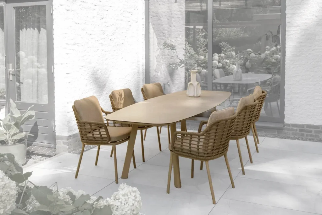 Taste by 4 Seasons Puglia Gartenmöbel-Set in Latte mit Manolo-Barrel-Tisch mit Keramikplatte (240 x 103 cm)